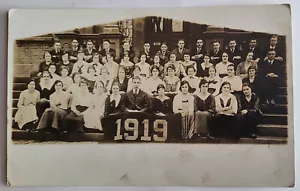 1919 RPPC ABITUR KLASSENBILD VIEL MEHR MÄDCHEN ALS JUNGEN WWI - Bild 1 von 2