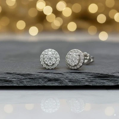 Aretes de diamantes naturales con halo de oro blanco de 10 quilates de 0,33 quilates Foto 1 de 3