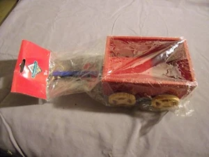 1990's Trimmings ECT Red Wood Wagon Sealed 6 x 4 x 3.5 inch Christmas Decoration - Bild 1 von 3