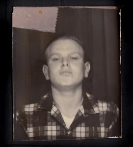 BADASS BULLY MAN TE MIRA FIJAMENTE PARA PATEARTE EL CULO ~ FOTO MATÓN DE FOTOS gay de los años 50 - Imagen 1 de 1