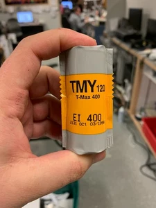 Película profesional en blanco y negro Kodak TMAX-400 ISO 400 120 CADUCADA EN 97 y 98 - Imagen 1 de 2