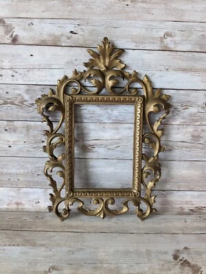 Marco de fotos antiguo de hierro fundido ornamentado dorado  Foto 1 de 4