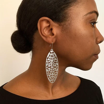 Brincos pendentes de prata esterlina com recorte oval gancho 5,3 g design abstrato moderno - Imagem 1 de 4