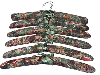 Lote de 6 cabides de roupas vintage acolchoados de cetim armário verde chique gasto 15"/16" - Imagem 1 de 4