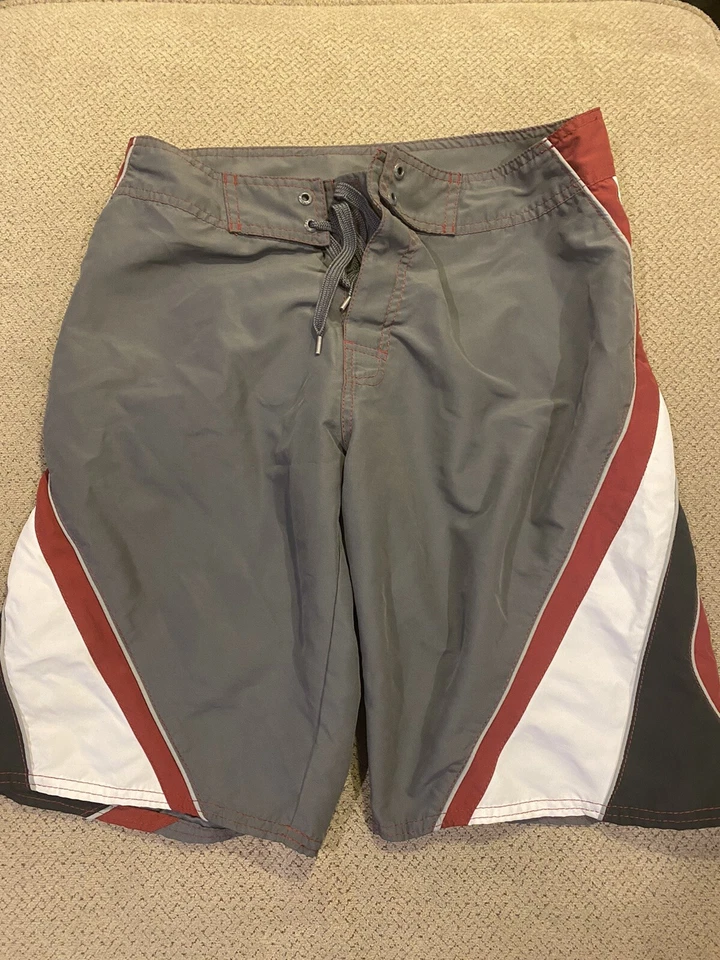 Bermuda de banho masculina Arizona 32 cinza vermelho branco preto - Imagem 1 de 1