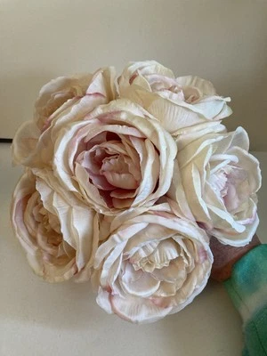 Arreglo floral artificial de rosas y hortensias en florero de cerámica Foto 1 de 4