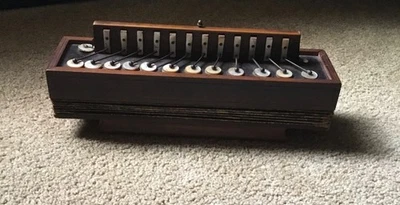 Llaves antiguas francesas de flutina, acordeón, marquetería y madreperla del siglo XIX Foto 1 de 4