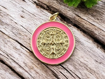 Dijes de cruz de San Benito enchapados en oro de 18 quilates de 20 mm -- Elige tu color Foto 1 de 3