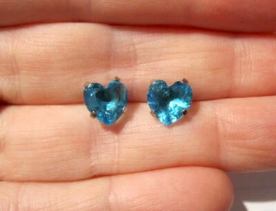 Brincos de corações azuis 8 mm dérmicos~pino de aço~feitos com cristais Swarovski - Imagem 1 de 4