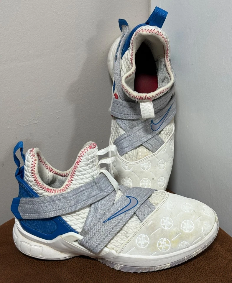 NIKE JÓVENES NIÑOS TALLA 4Y GANCHO Y BUCLE MEDIO TOP DEPORTIVO LEBRON SOILDER AA1352-101 Foto 1 de 4