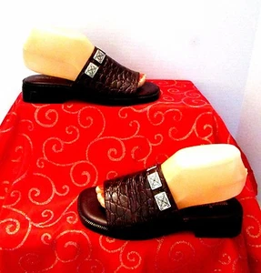 NEW MINNETONKA SZ 6 BROWN EMBOSSED CROC PRINT LEATHER OPEN TOE SLIDE SANDALS - Picture 1 of 12