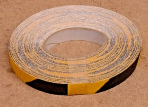 Cinta antideslizante amarilla y negra para piso de peligro 18,3 m x 25 mm - Imagen 1 de 3