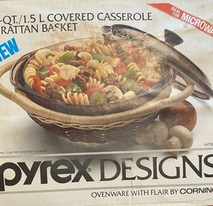 Pyrex Designs Corning 1,5 Quart bedeckt Kasserolle mit Rattankorb 6236-F Ofengeschirr - Bild 1 von 3