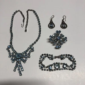 Juego de collar gargantilla, pulsera, alfiler, pendientes de lazo vintage de diamantes de imitación azules - Imagen 1 de 13