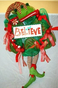 ELF Christmas Holiday Wreath Mesh Elf Hat Shoes BELIEVE Sign Door Decor 36" NEW - Imagen 1 de 6