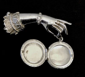 1960’s Victorian Revival Hand Medaillon Brosche Silvertone Faux Pearl Pin - Bild 1 von 8