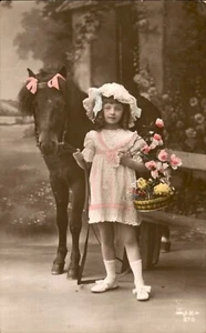Niña, caballo, flores, vintage, Art Deco postal regalos tintados, 1916 circa - Imagen 1 de 2