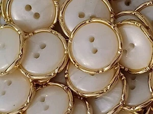 ABITO 18mm x 6 Oro Avorio Finta Perla 2 Fori HQ John Lewis Bottoni e Omaggio - Foto 1 di 3