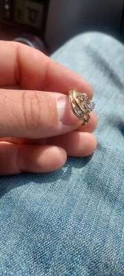 Anillo de compromiso único personalizado Foto 1 de 3