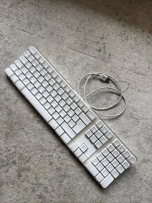 Apple Pro QWERTY Keyboard with Wire - White (A1048) - Image 1 of 4