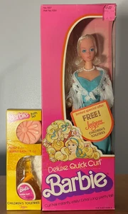 Rara Barbie Deluxe Quick Curl con Jergens Bath Set 1975 #9217 NRFB VHTF - Foto 1 di 19