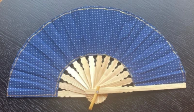 Abanico Mano Bambú Tela Azul Blanco Lunares Hecho a Mano Indonesia Avenico Verano 239 Foto 1 de 4