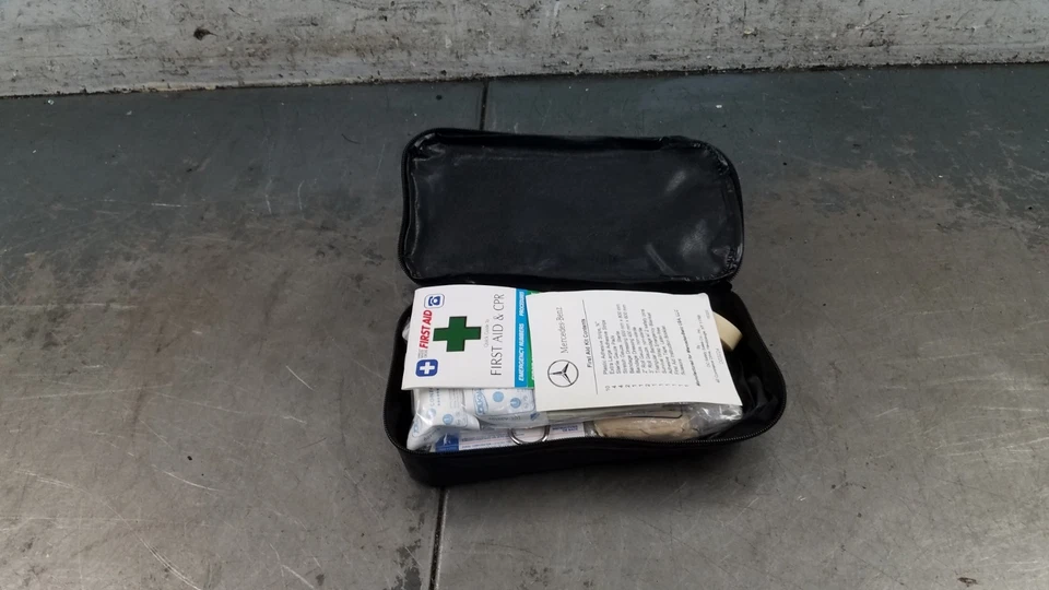 Mercedes Benz AMG E 63 2011 kit de primeros auxilios #6599 P4 Foto 1 de 4