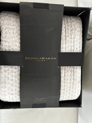 Edredón Donna Karan Home Full Queen terciopelo suave cosido a mano platino Foto 1 de 4
