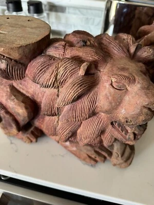 león madera anhelado a mano Foto 1 de 4