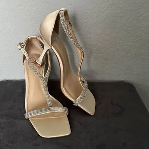 NEU, Vince Camuto, Sorthand, off white Satin Sandale, Gr. 7,5 - Bild 1 von 10