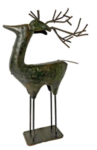 Reno de estaño hecho a mano color bronce medida 6" ancho 10" alto - Imagen 1 de 5