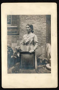 Eine beunruhigende Frau. Foto unbekannt. um 1900. Schrank.  - Bild 1 von 1