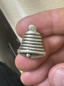Zinn Glocke Anstecknadel Abzeichen Mütze Jacke Weste K546 - Bild 1 von 2