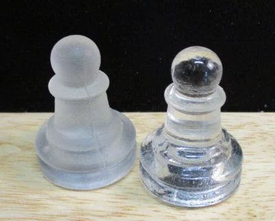 One Clear & One Esmerilado Peón Piezas de Repuesto Cardinal Vidrio Ajedrez 1-1/4" Foto 1 de 3