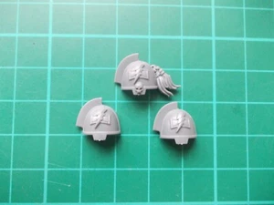 Warhammer 40K - 3 White Scars Primaris Gravis shoulder pads - 40k bits - Picture 1 of 1