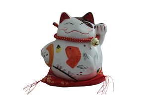 Plutus Katze Spardose Porzellan Winkekatze auf Seidenkissen 16cm Feng Shui - Bild 1 von 3