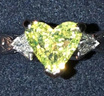 Hermoso diamante amarillo vivo natural 1,06 en forma de corazón elegante ¡y cortes de billón! Foto 1 de 4