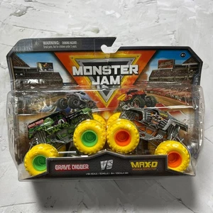 NUEVO Monster Jam Grave Digger Vs MAX-D Die Cast Truck 1:64 REGALO DE NAVIDAD VACACIONES - Imagen 1 de 7