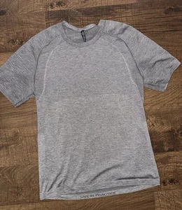 MENS LULULEMON GRAY BREATHABLE CREWNECK SHORT SLEEVE TOP! M - Picture 1 of 4