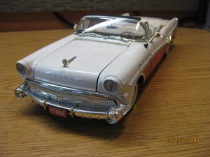 1/18    1957  BUICK  ROADMASTER CONVERTIBLE , WHITE/RED BY  MOTOR MAX ,  NO BOX - Picture 1 of 19