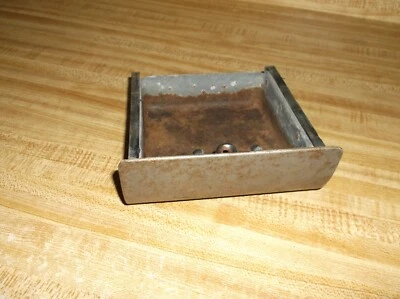 Оригинальная пепельница для приборной панели Ford Fairlane 500 Ranchero 1962 1963 1964 годов выпуска от оригинального производителя - Изображение 1 из 4