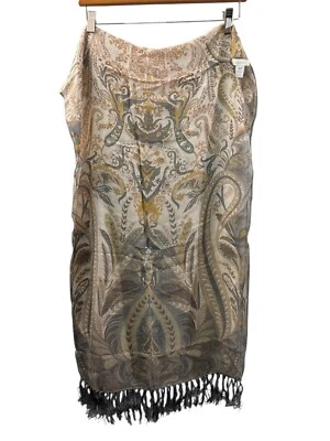Bufanda Chico’s Gris Pálido y Beige Estampado Paisley con Flecos, Viscosa 19”x 66”  Foto 1 de 4