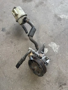 Nissan Pathfinder 2005-2012 4,0 L bomba de dirección asistida fabricante de equipos originales con depósito - Imagen 1 de 2