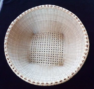 HANDGEFERTIGTER FEIN GEWEBTER RUNDER KORB IM SHAKER-STIL KATZENOHREN UNTEN - Bild 1 von 19