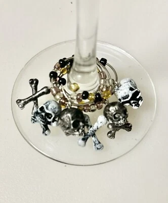 Dijes de copa de margarita de vino Martini hechos a mano con calavera y huesos cruzados - Juego de 6 Foto 1 de 2