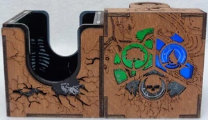 MTG Commander Deck Box SULTAI NERO/VERDE/BLU Magic the Gathering - Foto 1 di 7