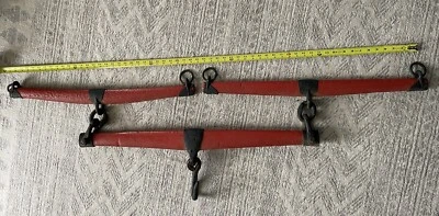 Árboles dobles pintados de rojo con herrajes de hierro forjado. 16 pulgadas de alto x 59 pulgadas  Foto 1 de 4