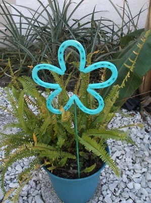 Flor de herradura azul verdoso, estaca de jardín de metal, arte de patio de primavera, herradura de la suerte Foto 1 de 4