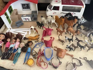 Pferdepaket inkl. Tierklinik, Pferdedose, Pferde, Reiter und Zubehör - Bild 1 von 6