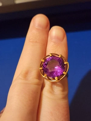 14K YELLOW SYNTHETIC ALEXANDRITE GOLD RING SIZE 5.25, WEIGHT 7.3G - Image 1 of 3